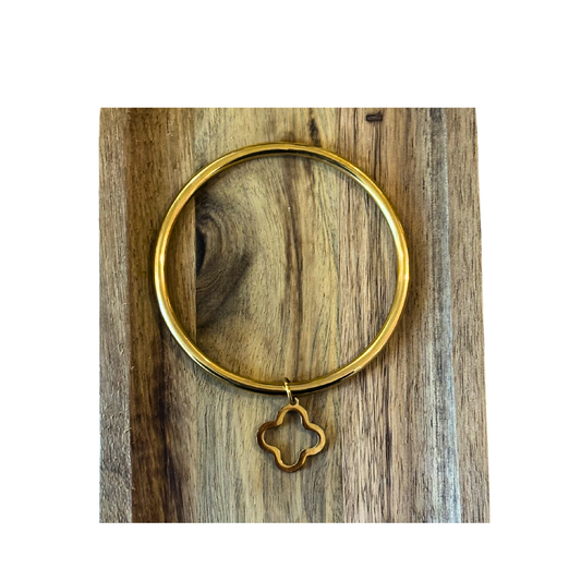 Jonc Doré Élégance en Acier Inoxydable – Pendentif Fleur Trèfle